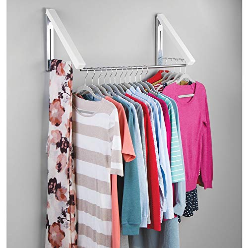 mDesign Perchero de pared para la lavandería, el baño o el dormitorio – Práctico colgador de ropa de metal para la ropa de la tintorería – Escuadra metálica de pared para perchas de ropa – blanco