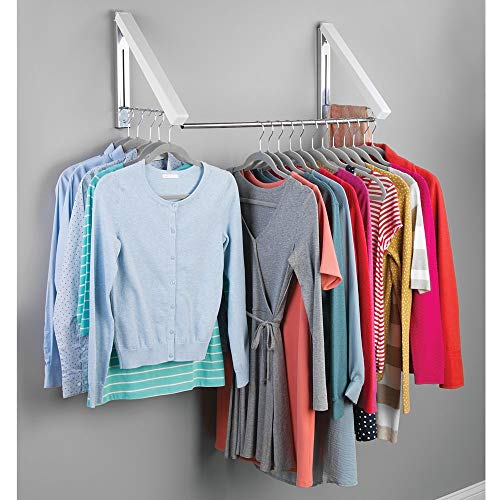 mDesign Perchero de pared para la lavandería, el baño o el dormitorio – Práctico colgador de ropa de metal para la ropa de la tintorería – Escuadra metálica de pared para perchas de ropa – blanco