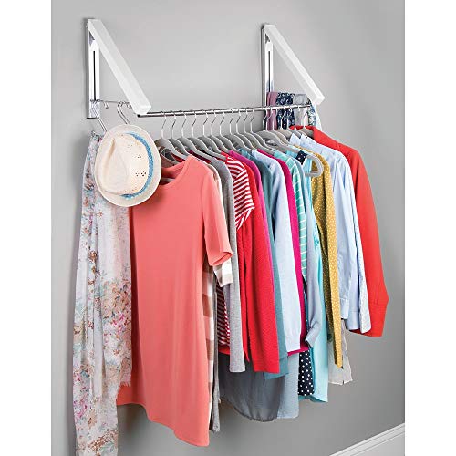 mDesign Perchero de pared para la lavandería, el baño o el dormitorio – Práctico colgador de ropa de metal para la ropa de la tintorería – Escuadra metálica de pared para perchas de ropa – blanco