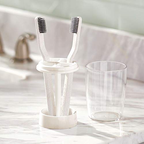 mDesign Portacepillos con vaso para baño – Excelente vaso para cepillo de dientes y enjuague bucal – Soporte para cepillos de dientes con tapadera en plástico – transparente y crema