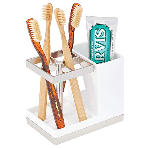 mDesign Soporte para cepillos de dientes independiente – Portacepillos con espacio para 4 cepillos dentales y dentífrico – Organizador de productos de higiene dental – blanco y plateado mate