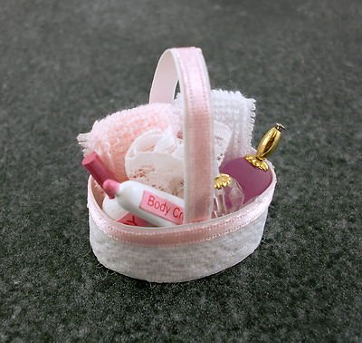 Melody Jane Miniatura para Casa de Muñecas 1:12 Accesorio de Baño Rosa Cosméticos Cesta