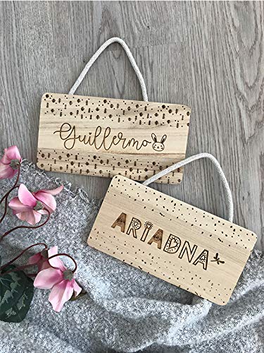 MONAMÍ - Cartel Infantil de Madera Personalizado con Cuerda para Colgar. Cartel Personalizado de 21x11 cm y 0,8 cm de Grosor, Ideal para Decorar la habitación del bebé.