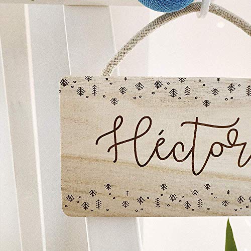 MONAMÍ - Cartel Infantil de Madera Personalizado con Cuerda para Colgar. Cartel Personalizado de 21x11 cm y 0,8 cm de Grosor, Ideal para Decorar la habitación del bebé.