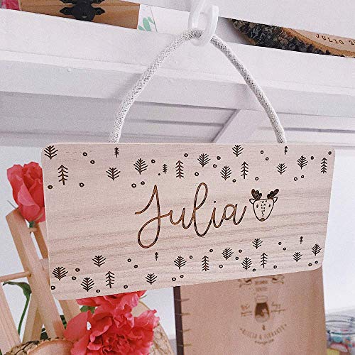 MONAMÍ - Cartel Infantil de Madera Personalizado con Cuerda para Colgar. Cartel Personalizado de 21x11 cm y 0,8 cm de Grosor, Ideal para Decorar la habitación del bebé.