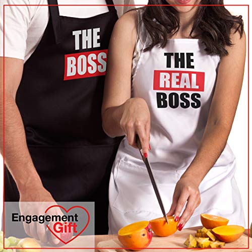 Nomsum The Boss & Real Boss | Juego de Delantales de 2 Piezas | Regalo de Parejas de Aniversario, Boda, Compromiso, Despedida de Soltera