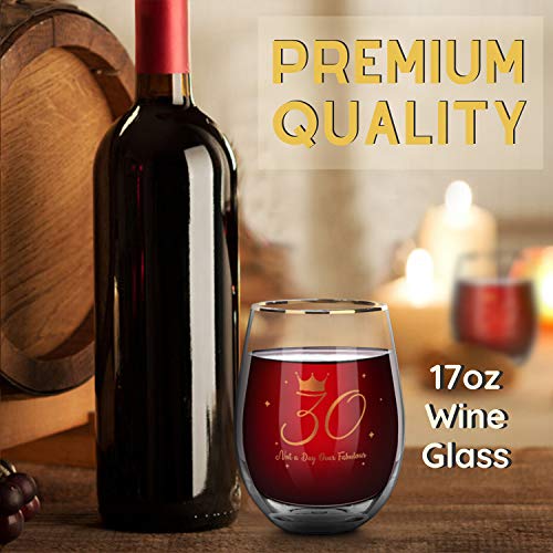 Onebttl 30 Cumpleaños Regalo para Mujeres - Ideas de Regalo Original 30 Años Cumpleaños para Ella con Tarjeta de Texto, Caja de Regalo - Copa de Vino de 17 oz (30 No es un día Fabuloso) - 500ml