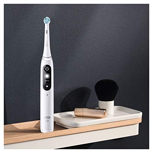 Oral-B iO 7n Cepillo Eléctrico Recargable Tecnología De Braun, 2 Mangos Blancos Diseño De Alta Gama Y Tecnología Magnética, Pantalla En Blanco Y Negro, 2 Cabezales De Recambio, 1 Funda Viaje Premium