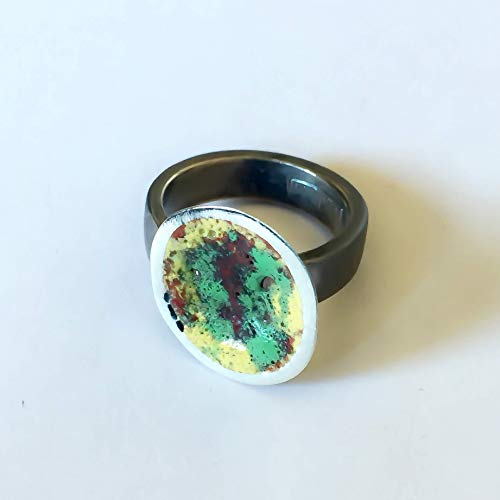 Precioso anillo realizado en plata de ley y esmalte al fuego. Anillo de diseño exclusivo. Talla diámetro interior 17,5 mm