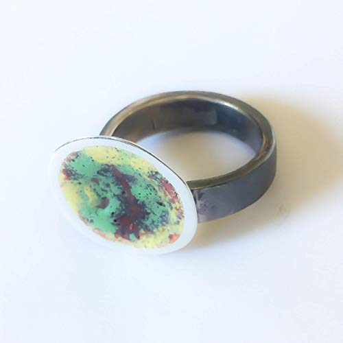 Precioso anillo realizado en plata de ley y esmalte al fuego. Anillo de diseño exclusivo. Talla diámetro interior 17,5 mm