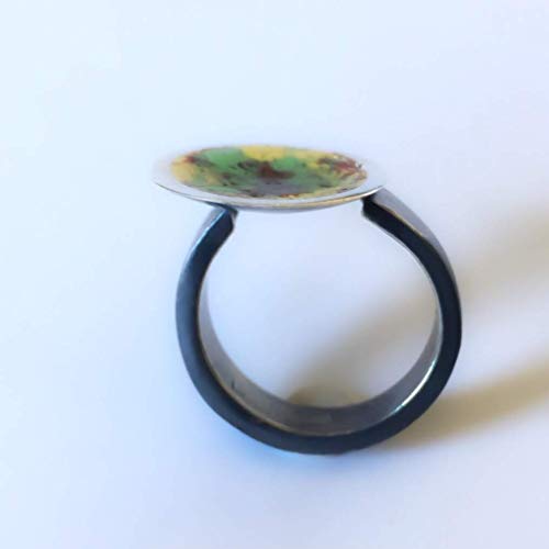 Precioso anillo realizado en plata de ley y esmalte al fuego. Anillo de diseño exclusivo. Talla diámetro interior 17,5 mm