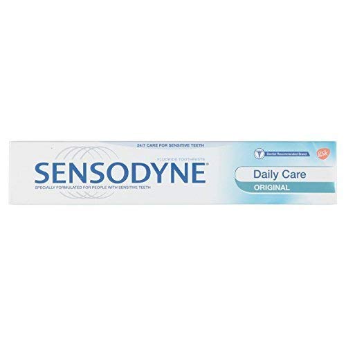 Sensodyn - Pasta dental orginal para el cuidado diario, 50 ml y 4 cepillos de dientes plegables plegables, color rojo y azul