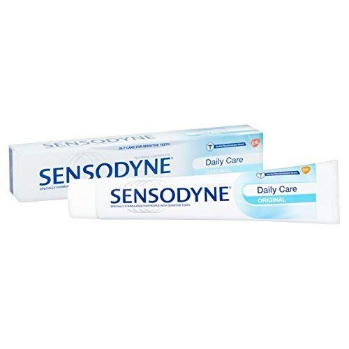 Sensodyn - Pasta dental orginal para el cuidado diario, 50 ml y 4 cepillos de dientes plegables plegables, color rojo y azul