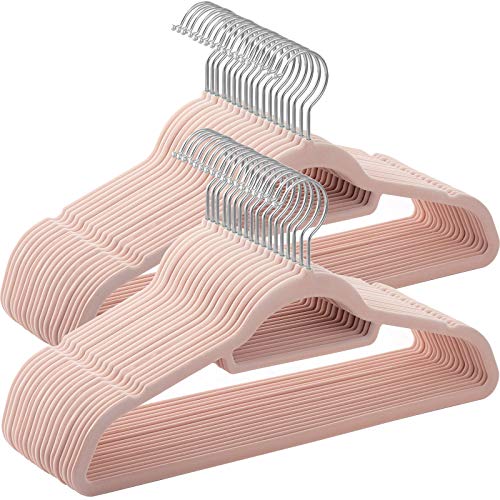 SONGMICS Perchas de Terciopelo, Paquete de 50, Antideslizantes, 0.6 cm Espesor, Espacio Mínimo, Ganchos Giratorios de 360°, 45 cm Ancho, para Abrigo, Chaqueta, Vestido, Pantalón, Rosa Claro CRF50PK