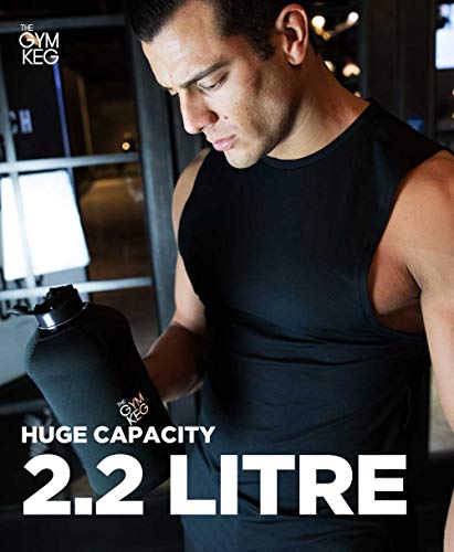 The Gym Keg + Sleeve diseño 2018 - Culturismo Botella de Agua para Gimnasio - Botella de Agua Duradera y Resistente de 2.2 litros - Grandes Botellas de Agua para Deportes de Medio galón