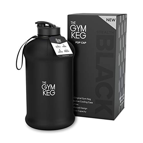 The Gym Keg + Sleeve diseño 2018 - Culturismo Botella de Agua para Gimnasio - Botella de Agua Duradera y Resistente de 2.2 litros - Grandes Botellas de Agua para Deportes de Medio galón