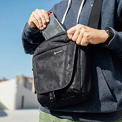 tomtoc Bolso Bandolera para 10,5" iPad Air 2019 | 11" iPad Pro 2018, Almacenamiento Grande de Viaje, Correa de Hombro Bolsillo de Accesorio, Bloqueo RFID para Tarjeta de Crédito, Impermeable, Negro