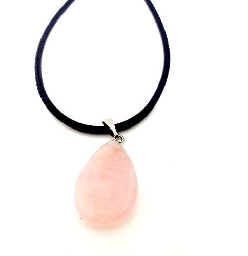 Colgante con forma de cuarzo rosa y cordón de piel