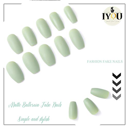 IYOU Moda mate falsas uñas sólidas color gris verde falso falso falso ataúd de cubierta completa uñas consejos juegos de fiesta Prom Clip en las uñas para las mujeres y las niñas (24 piezas)