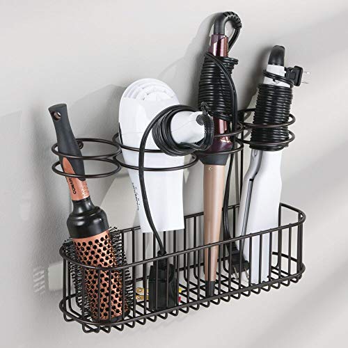 mDesign Soporte de pared para secador de pelo – Práctico estante de baño con 4 divisiones para utensilios de peluquería y 1 cesta – Organizador de baño para secador, plancha o rizador – color bronce