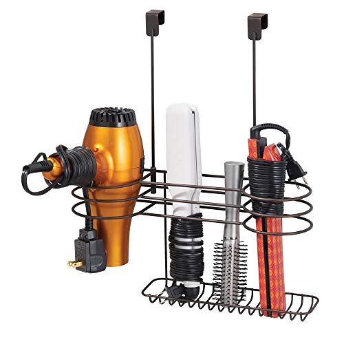 mDesign Soporte para secador de pelo sin taladro – Sencillo colgador de puerta con 4 huecos para secadores, planchas o rizadores – Organizador de baño para utensilios de peluquería – color bronce