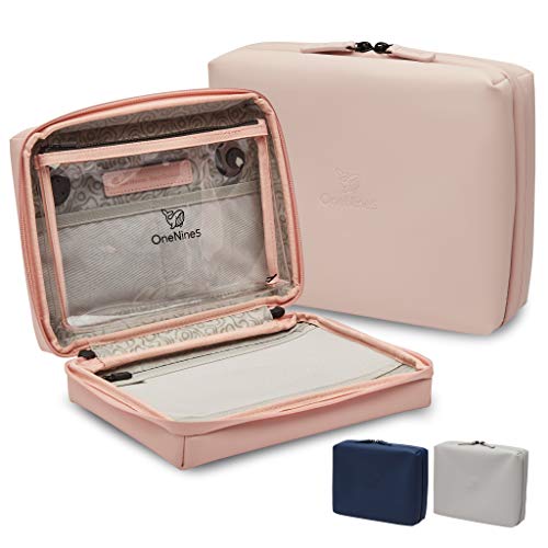 Neceser De Viaje OneNine5 en Rosa Komodo, con Bolsa Transparente para Avión, Cosmetiquera Ecológica, Plástico 100% Reciclado & Forro Impermeable, Bolsa De Aseo Colgante 7 Bolsillos Hombre Mujer …