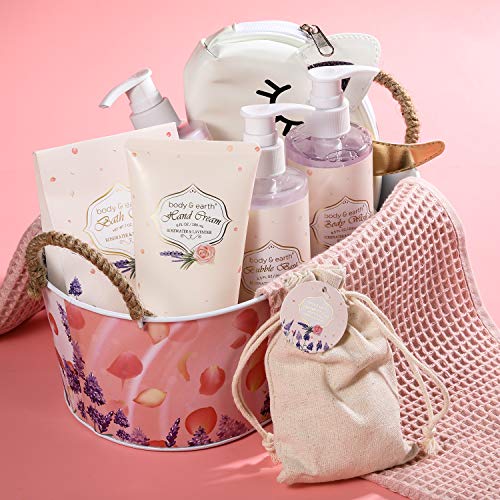 Regalo de Spa Hogareño para Ella - Body&Earth Cesta de Regalo de 9 Piezas a Rosa y Lavanda, Inclute Baño de Burbujas, Loción Corporal, Lufa de Baño y Más, Regalos Originales