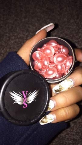 Suero de ácido hialurónico antiedad, hidratante y brillante con ceramidas, y aceite de jojoba y rosa mosqueta en cápsulas biodegradables y portátiles de una sola dosis