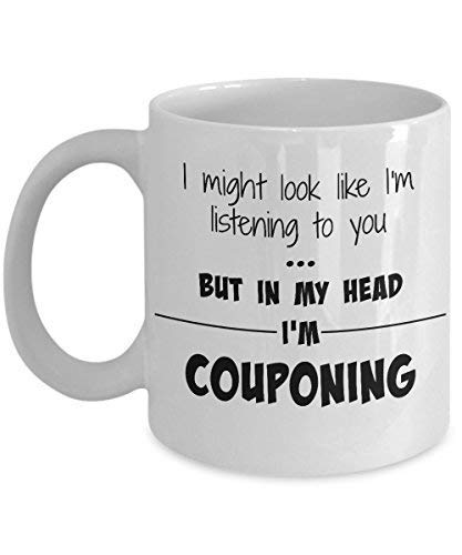 Taza de cupones, gran regalo para una persona con pasión por los cupones. Podría parecer que te estoy escuchando, pero en mi cabeza, estoy haciendo cupones.