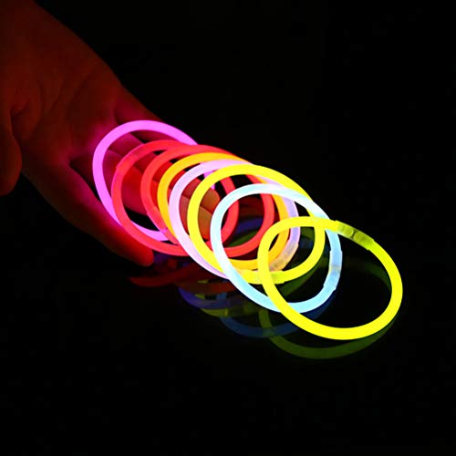 TOYANDONA 50pcs Glowsticks Glow in The Dark Pulseras Apoyos de vítores Palos de luz para la Fiesta de cumpleaños Concierto Suministros (Color Aleatorio)