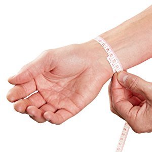 Transpirable Muñequera Elástica Con Férula- Perfecta para curar el síndrome de túnel carpiano, fracturas de muñeca, distensiones de muñeca o lesiones por esfuerzo repetitivo- Negra o beige. (Grande Derecha, Negro)