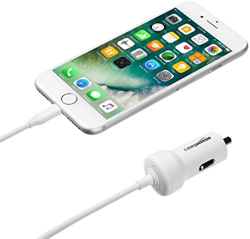 AmazonBasics - Cargador de coche con cable Lightning en espiral, de 5 V y 2,4 A, 0,45 m - Blanco