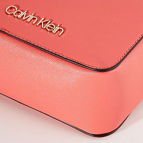 Calvin Klein - Ck Must Camerabag Cav, Bolsos bandolera Mujer, Rojo (Coral), 1x1x1 cm (W x H L)