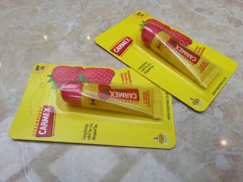 Carmex - Tubo hidratante de fresa para bálsamo labial SPF15, 10 g (paquete doble)