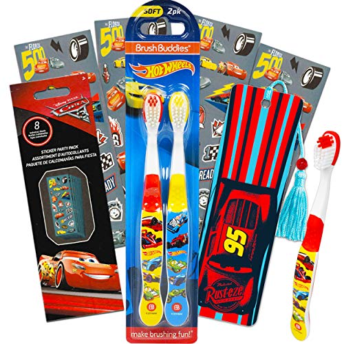 Hot Wheels - Juego de cepillos de dientes para niños, 4 piezas, set de cepillos de dientes para niños con marcador de coches de Disney y pegatinas de coches (cepillos para niños)