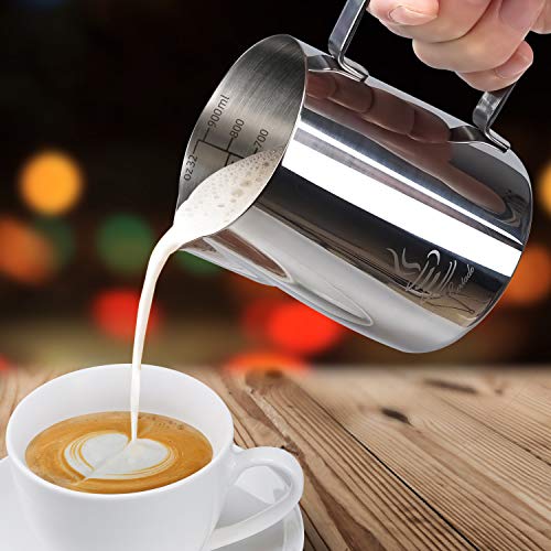 Jarra de Leche de Acero Inoxidable 304, FlamGen 900ml (320z) Taza de Leche para Espuma de Leche Jarra con Marca de Medición | Lápiz Artístico de Leche | 16 Piezas Plantillas de Café Cappuccino y Latte