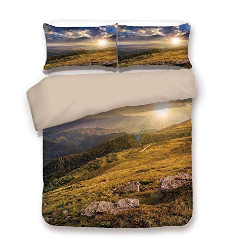 KIMDFACE Conjunto de Funda nórdica, Paisaje de colinas de montaña Brillantes Luces solares el Prado Panorama Rural brumoso, Polvo de ámbar, Juego de Cama Decorativo de 3 Piezas 2 Fundas de Almohada