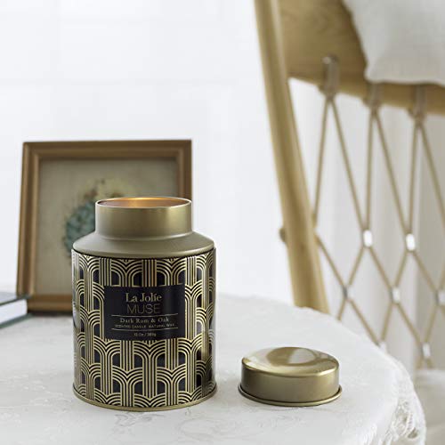 La Jolíe Muse Vela perfumada de Ron Oscuro y Roble, Vela de Cera Natural para el hogar, 100 Horas de duración, Naranja, limón, Lavanda, Lirio de jazmín, Vela de Vacaciones, Lata, 13 oz / 369 g