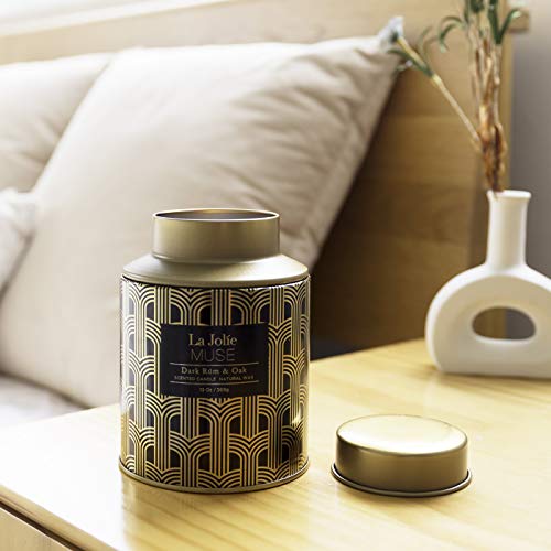 La Jolíe Muse Vela perfumada de Ron Oscuro y Roble, Vela de Cera Natural para el hogar, 100 Horas de duración, Naranja, limón, Lavanda, Lirio de jazmín, Vela de Vacaciones, Lata, 13 oz / 369 g