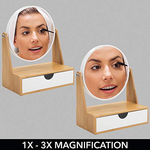 mDesign Espejo redondo giratorio – Tocador con espejo y repisa para baño de plástico y bambú – Espejo de mesa para maquillaje con aumento triple y con cajón para el lavabo – color bambú y blanco