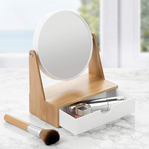 mDesign Espejo redondo giratorio – Tocador con espejo y repisa para baño de plástico y bambú – Espejo de mesa para maquillaje con aumento triple y con cajón para el lavabo – color bambú y blanco