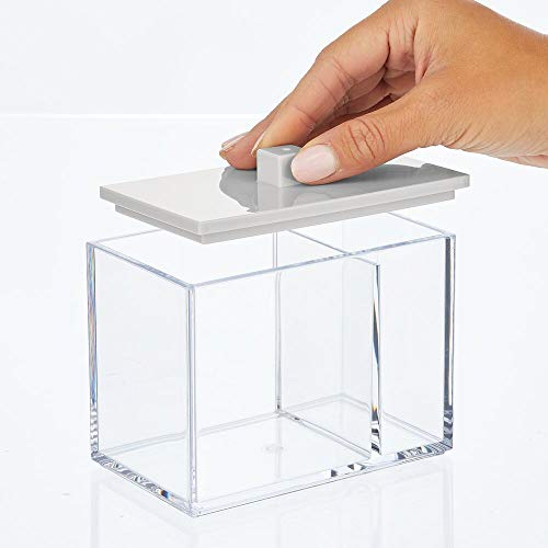 mDesign Organizador de maquillaje con dos compartimentos – Caja organizadora con tapa – Caja de plástico para bastoncillos, discos desmaquillantes y esponjas de maquillaje – transparente/gris claro