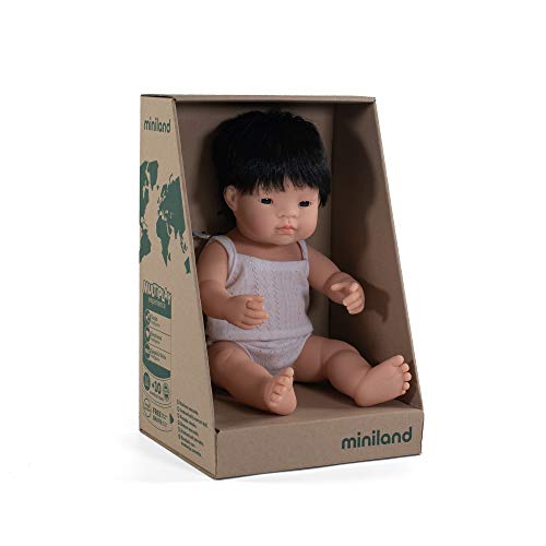 Miniland – Muñeco bebé Asiático Niño de vinilo suave de 38cm con rasgos étnicos y sexuado para el aprendizaje de la diversidad con suave y agradable perfume. Presentado en caja de regalo.