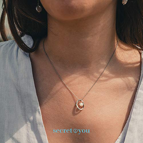 Secret & You Collar de Perla Cultivada de Agua Dulce Compuesto por una Cadena y un Colgante de Plata de Ley de 925 milésimas Perla Redonda de 4,5 a 5 mm y una circonita - 40 o 45 cm de Largo.