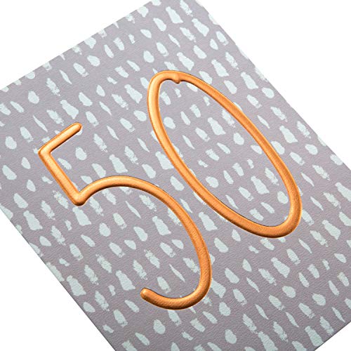 Tarjeta de 50 cumpleaños de The Hallmark Studio, diseño de números de cobre en relieve