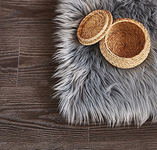 Yaer Faux Tapetes de Piel de Oveja 60 x 90 cm Funda de Silla o Alfombra Suave y esponjosa de Oveja de Antideslizante y Lavable (Gris)