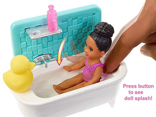 Barbie Skipper Muñeca morena canguro de bebés con accesorios (Mattel FXH06)