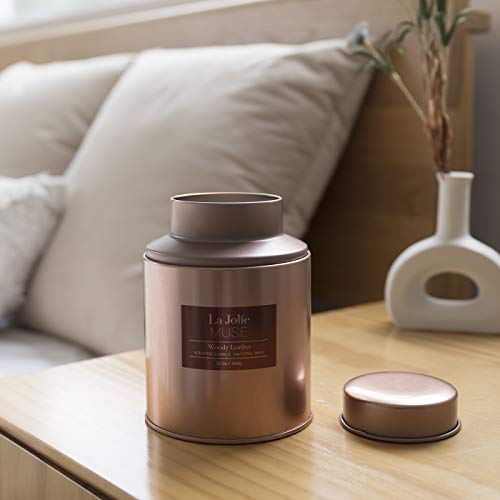La Jolíe Muse Vela perfumada de Cuero leñoso, Vela de Cera Natural para el hogar, 100 Horas de combustión Prolongada, bálsamo de Pimienta Rosa, Clavo de guaiacwood, Vela navideña, Lata, 13 oz / 369 g