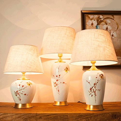 Lámparas de mesa y mesilla de noche Moderna nueva lámpara de mesa de cerámica de cobre de estilo chino, pantalla de tela gris Flores pintadas a mano y lámpara de mesa de la boda de urraca, sala de est