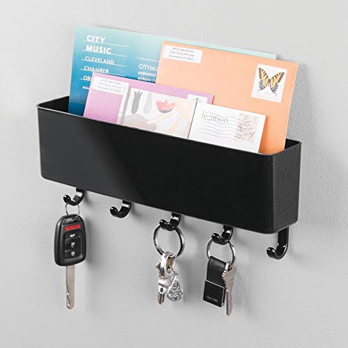 mDesign Colgador de llaves con estante para apoyar correo, papeles y celulares - Organizador de llaves con portacartas en plástico resistente - Cuelga llaves ideal para el recibidor o pasillo - Negro